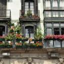 Fraaie balkons met bloemen in Bilbao