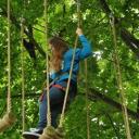 Lopen over een soort van schommels in de bomen